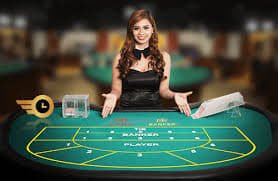 ကာစီနို ဂိမ်းစားကောင်မတွင် Table Games ကစားနေသည့် မြင်ကွင်း